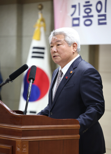 김홍일 방송통신위원장이 정부과천청사 내 방송통신위원회에서 열린 취임식에서 취임사를 하고 있다. 연합뉴스
